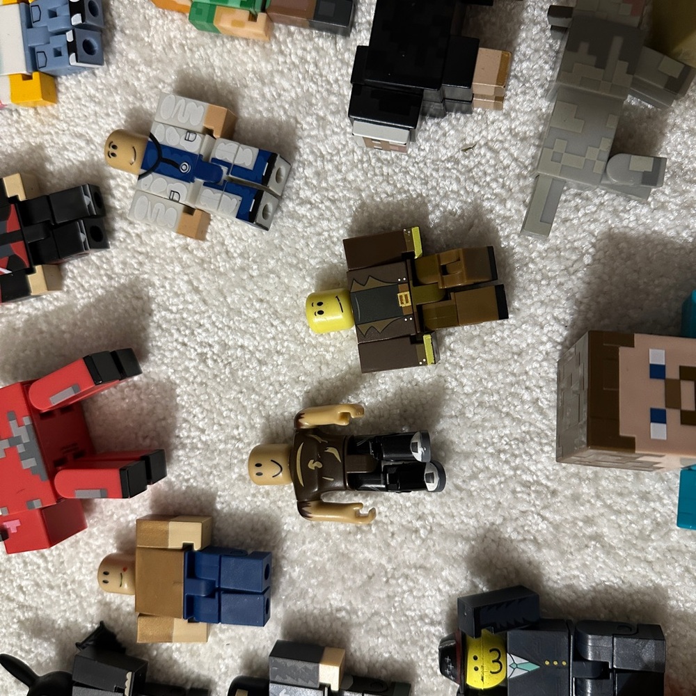 Assorted Minecraft, Roblox and Lego figurines - Picture 3 of 5